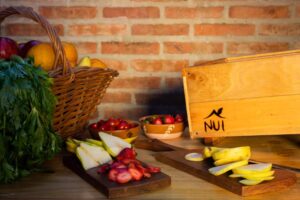 Presentación deshidratador  solar Nui con frutas y verduras.
